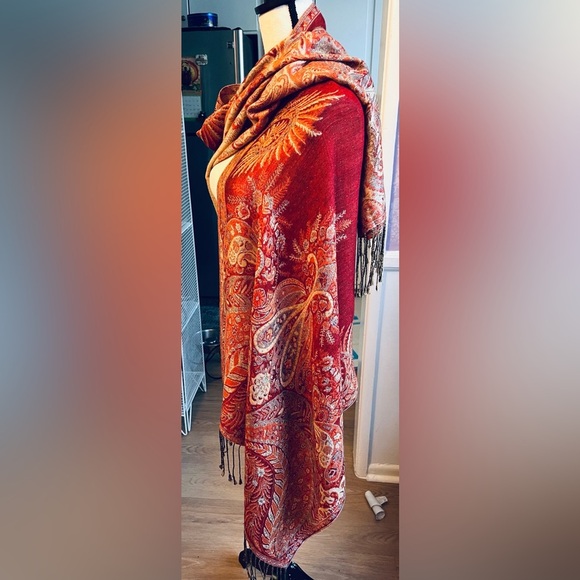 Exquisite Vibrant Red and Gold Paisley Wrap - Picture 11 of 16